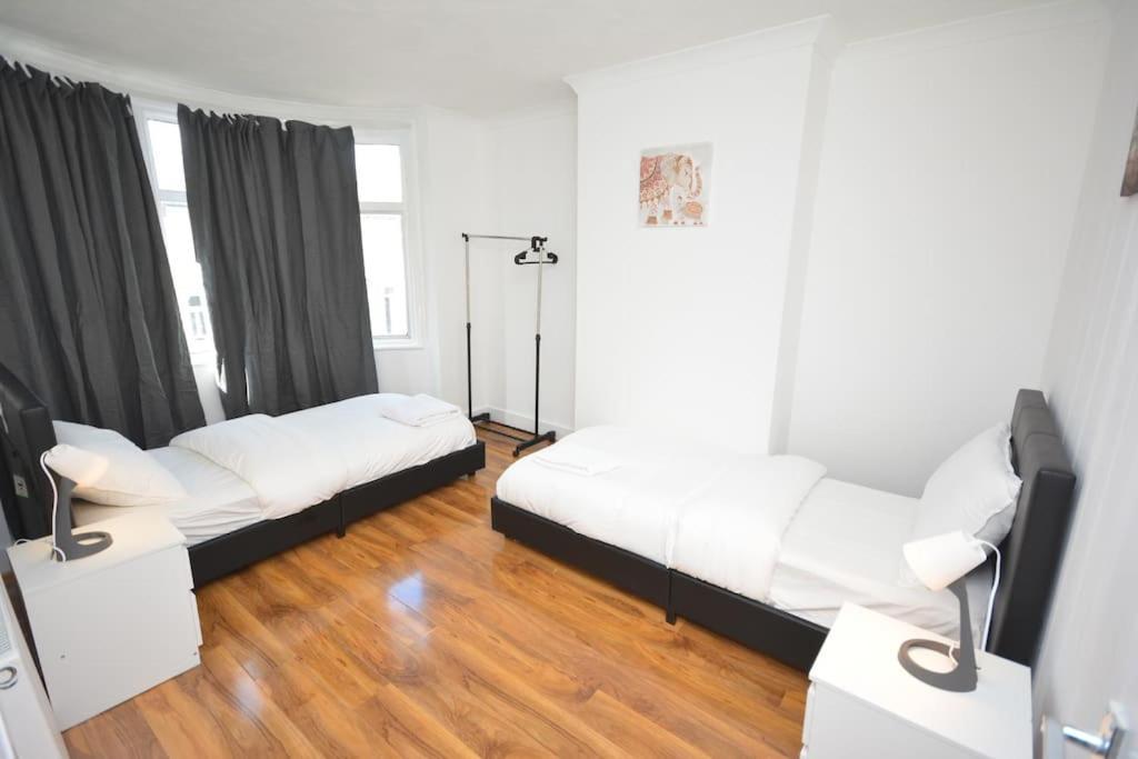 4 Bedroom House In East ロンドン エクステリア 写真