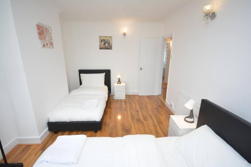 4 Bedroom House In East ロンドン エクステリア 写真